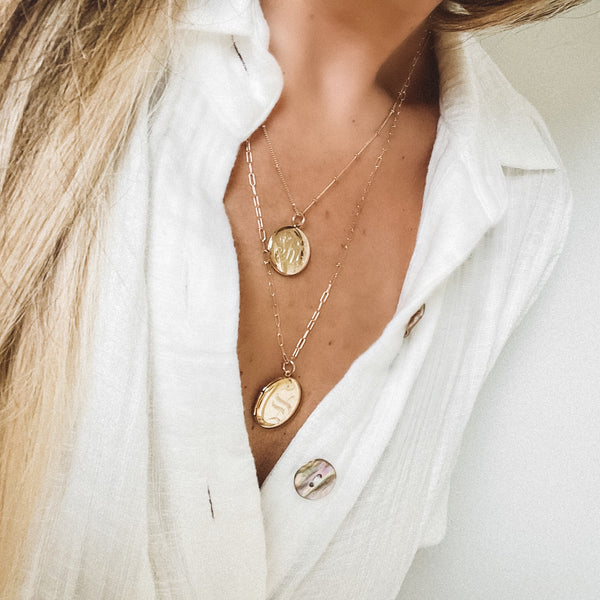 CHARLI MEDIUM ROUND ENGRAVED LOCKET – SARAH CHLOE