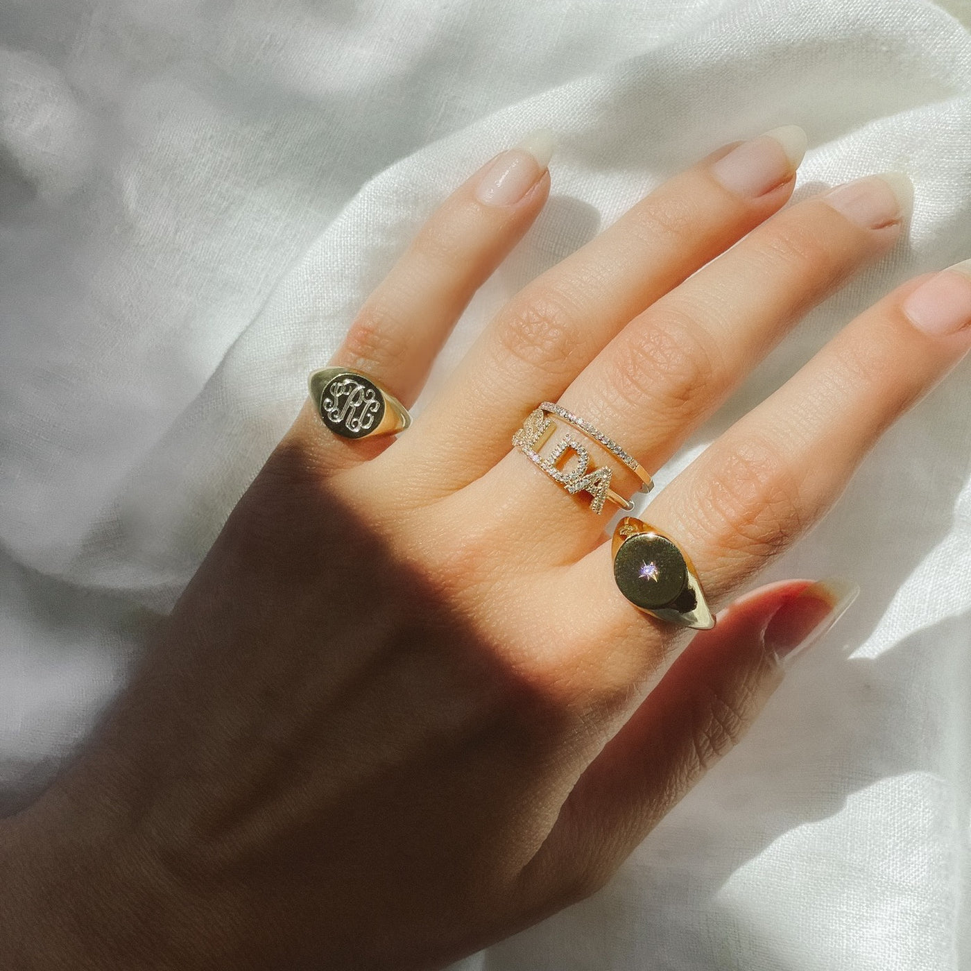 セレブ愛用【Sarah Chloe】LANA PETIT ROUNDシグネットリング LANA PETITE ROUND PINKY SIGNET RING – SARAH CHLOE
