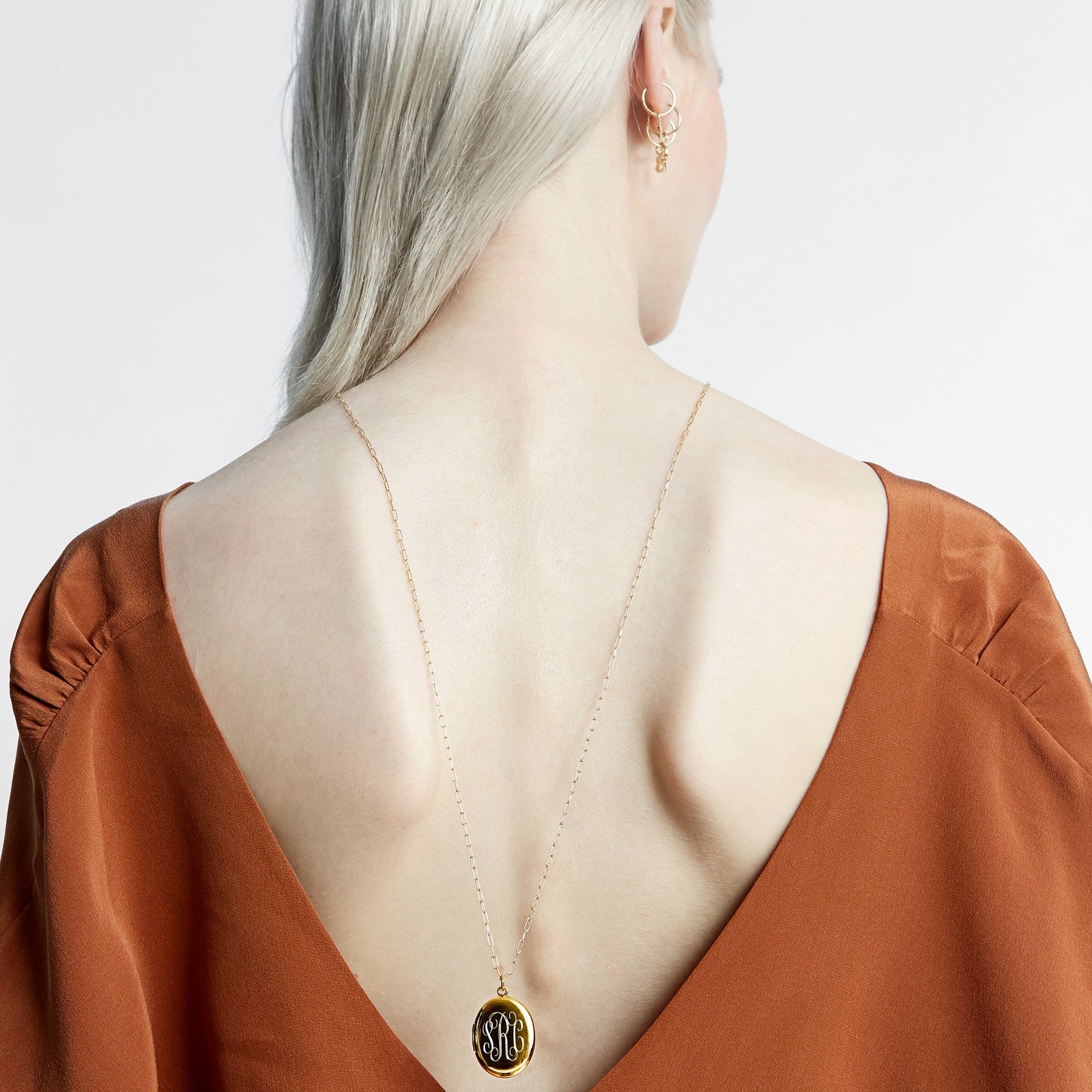 セレブ愛用【Sarah Chloe】CHARLI LARGE LOCKETネックレス CHARLI LARGE ROUND ENGRAVED LOCKET – SARAH CHLOE
